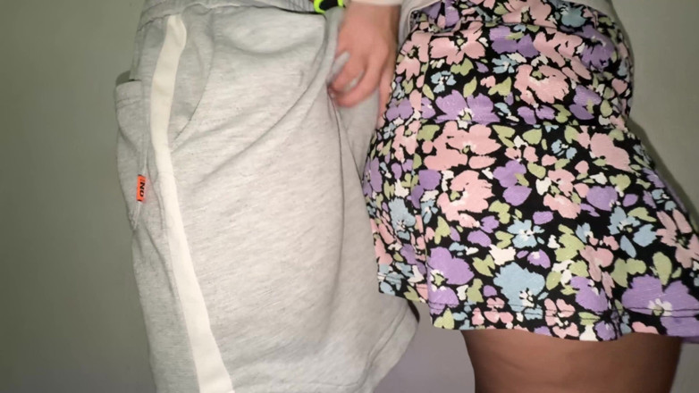 CoupleOfHotSins: Uno Sconosciuto Tocca La Gonna Di Uno Sconosciuto Con Il...