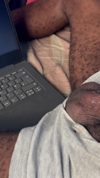 Užívám si moji kundičku při sledování krásného těla mé přítelkyně