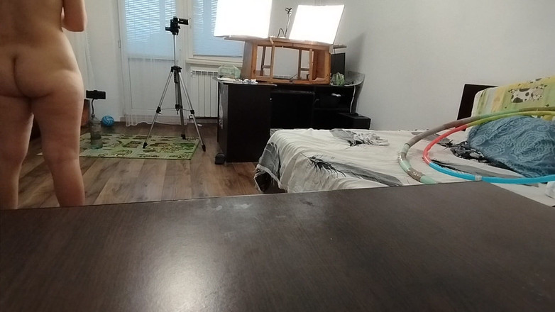 Amateur_MS: 性感的妻子在家里裸体锻炼。性感的黑发女郎试穿连裤袜