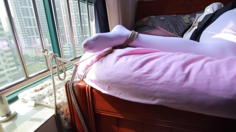 Aisan girl bondage: Hui11 - 白いストッキングを履いた少女の脚はロープで縛られています。