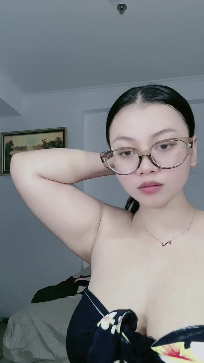 Jonathan Camberg: Wanita Cantik Berkacamata Mencari Kenikmatan