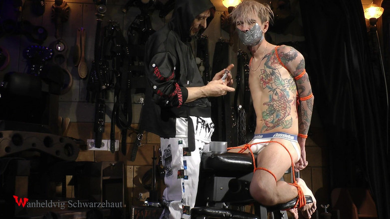 Wanheldvig: Nicky provázaný roubík a lechtání nohou