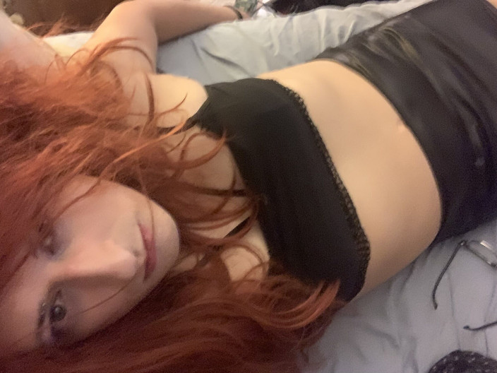 Elle-P: Femboy CD бризкає сперму, потираючи член між товстих стегон