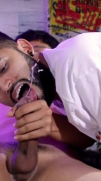 Suger stor oklippt kuk deepthroat tills han kommer en massiv sats i slow motion