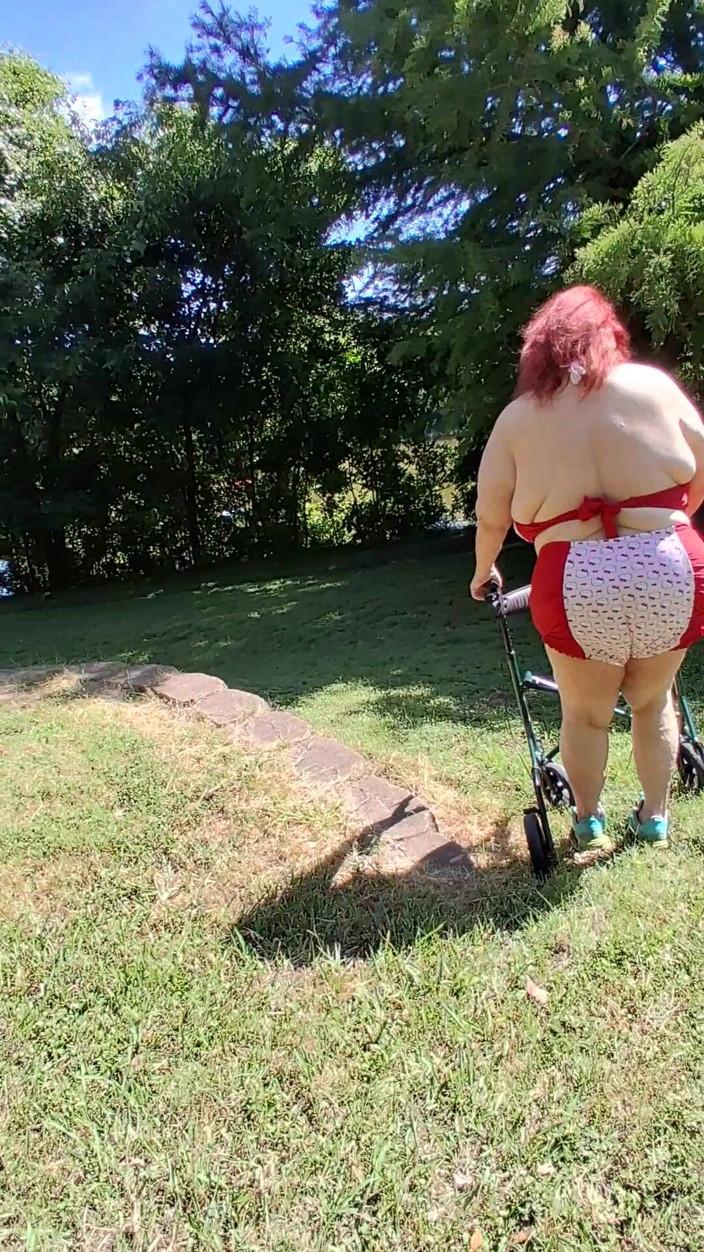 BBW nurse Vicki adventures with friends: ¡La enfermera grandota Vicki está dando un paseo en su...