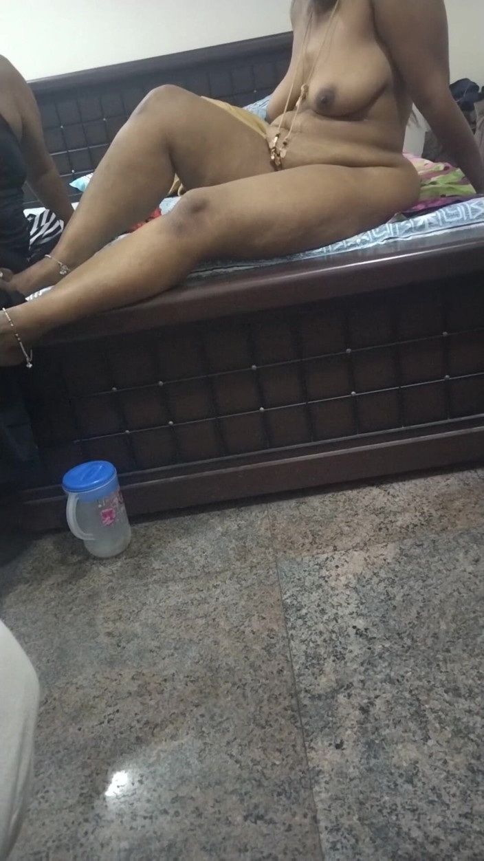 Tamil lesbian: Bercakap Tentang Kerja Seksnya Dengan Bogel