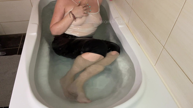 iamdirtydoll: в ванне в одежде!