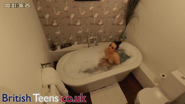 British Teens: Remaja miang diintip dalam bilik mandi