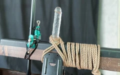 Bir kadın polis memuru cezalandırılıyor