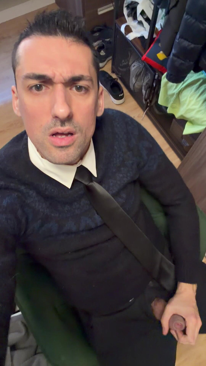 Liam Harding: Stepdaddy Showing off Big Cock and Pissing