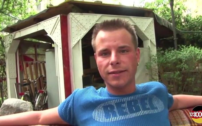 123XXX - 100% Amateurs: Heißes schätzchen aus deutschland in sexy schwarzen strümpfen bekommt ihren...