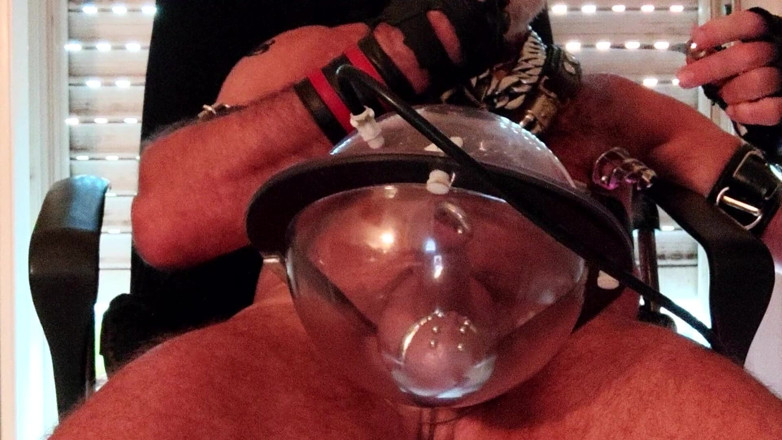 MusclesCigarsFFPig: Trabuc, întinderea testiculelor, pomparea testiculelor și penisului