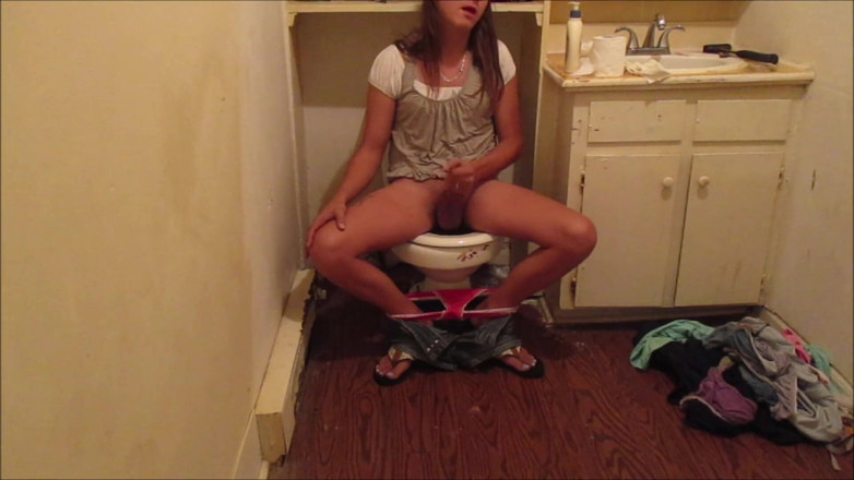 Sadee Rain: Transexual Sadee atrapada en la cámara del baño haciéndose correrse