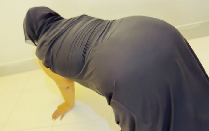 Aria Mia: Muslimische tante mit dickem arsch muss burqa und hijab lassen,...