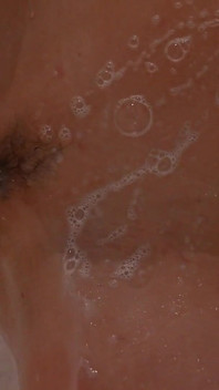 La mora dai seni piccoli fa una doccia e si masturba fino a quando non ha un orgasmo squirting