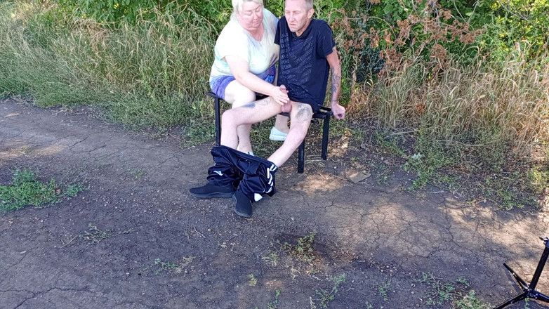 Zona901: Ma belle-mère me suce la bite dans un parc sur...