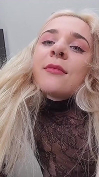 Ellie Shou - jefa sentada en la cara