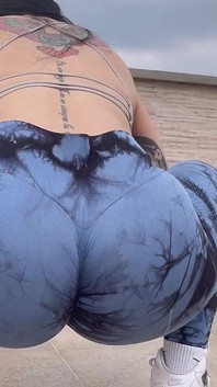Pieprzę ładnego kutasa podczas ćwiczeń i rozrywam legginsy