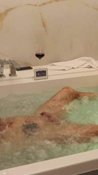 Hairy Muscle Stud: Luxury Jacuzzi Strip & Raw Jerk off - 4K Bodybuilder Solo
