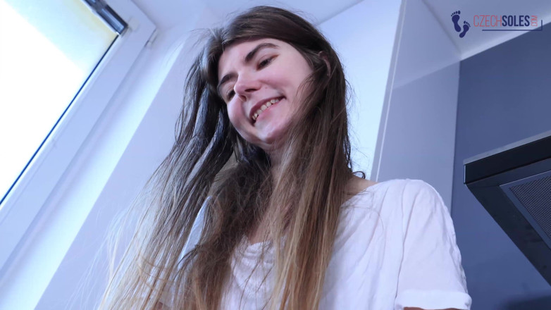 Czech Soles - foot fetish content: Voet ruikende slaaf tot haar beschikking