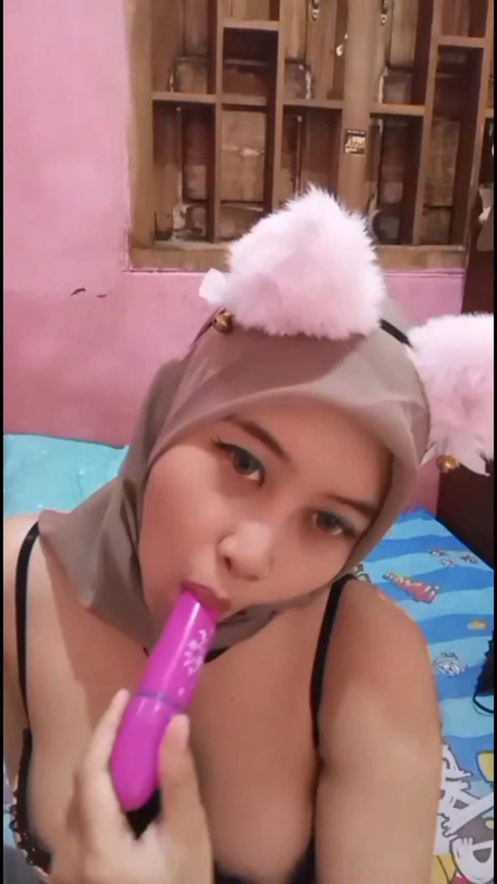 Jilbab69: हिजाब पहनी उत्तेजित लड़की गीले होने तक डिल्डो के साथ हस्तमैथुन करती है