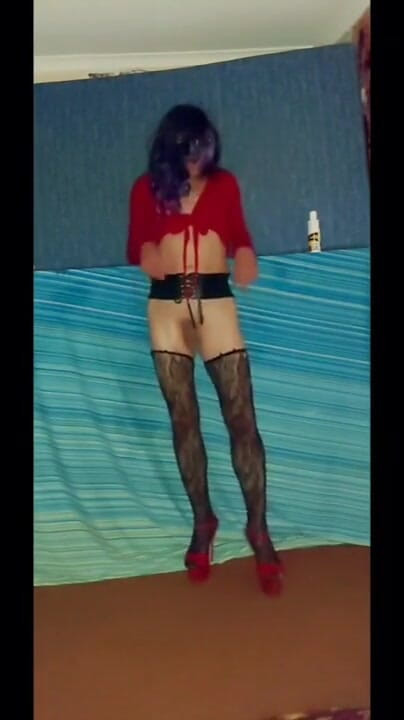 Lizzaali: Menari dengan ikat pinggang korset dan atasan merah