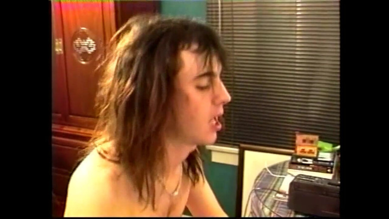 Vintage megastore: 30 kg chlap se snaží vytvořit porno scénu
