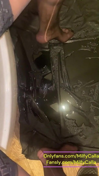 Pipi dans la salle de bain, fétiche, jeu de chatte mouillée et orgasme intense
