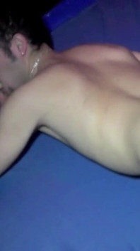Bryan โดนพี่ชายแก่อายุเย็ดใน sauna สาธารณะ