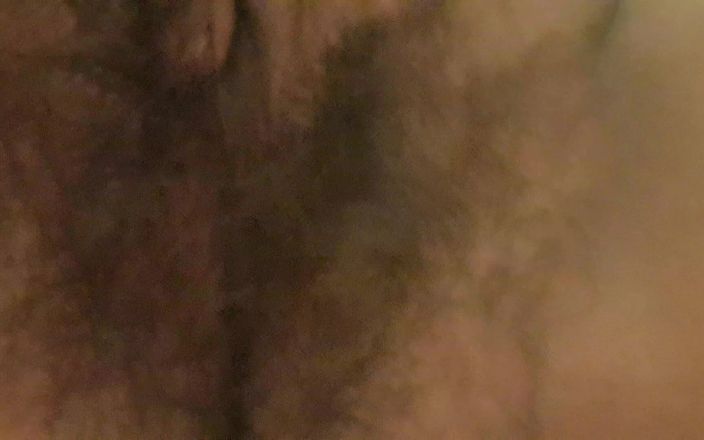 Mommy big hairy pussy: Harige vagina van rijpe milf close-up