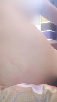 Tante seksi ini lagi asik nyepong dan ngentot kontol pacarnya di ranjang sampai dientot gaya doggy di ranjang