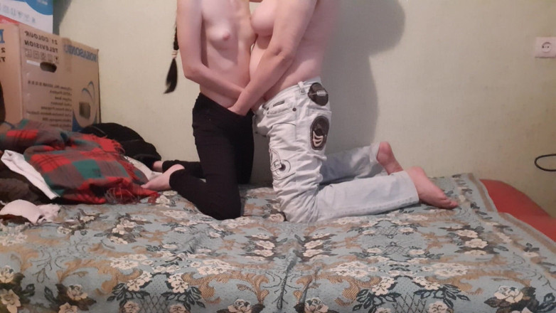 Lesbian-illusion: Macecha a nevlastní dcera mají žhavou vzájemnou masturbaci, když nikdo není...