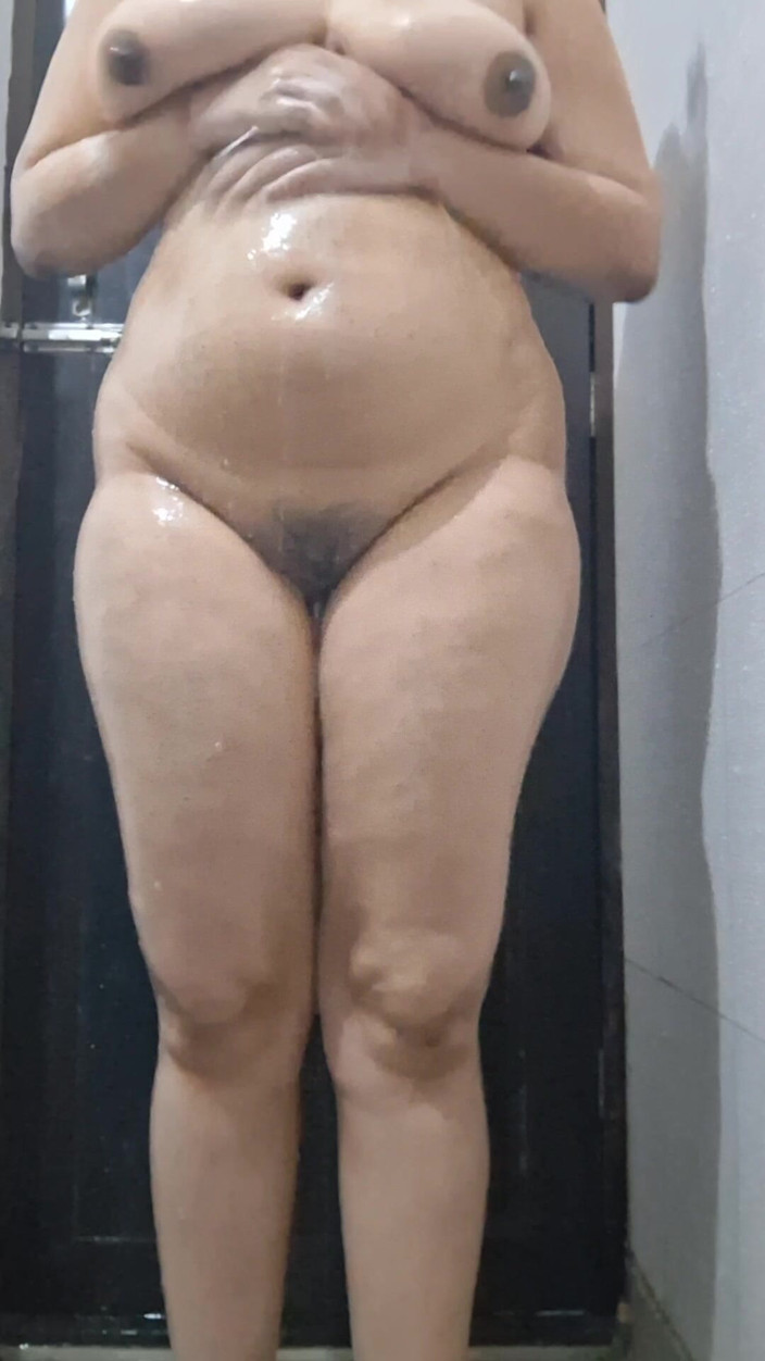 Riyathakur: Quente sexy dedo direito em banho anal duro