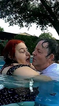 L'infermiera Vicki E Il Bel Harry Si Stanno Divertendo a Baciarsi in Piscina!
