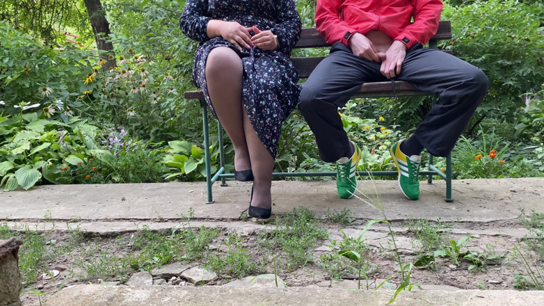 OurFetishLife: Stiefmoeder laat haar stiefzoon klaarkomen op haar schoenen