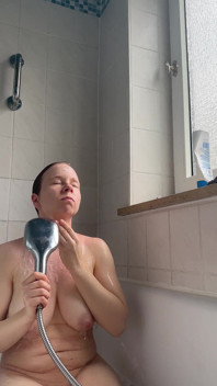 Hot Teen Shaves Her Pussy