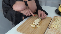 AnnaBUST: Gros seins qui tombent cuisinent le petit-déjeuner