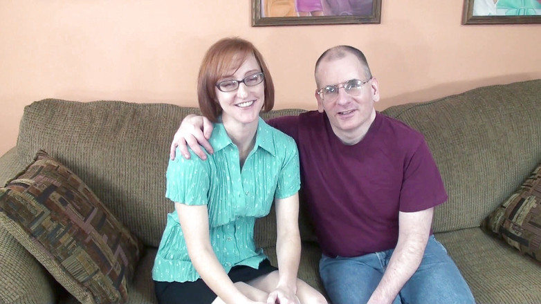 Nightclub Hardcore XXX: Sexy brunetka saje černého a bílého ptáka ve trojce