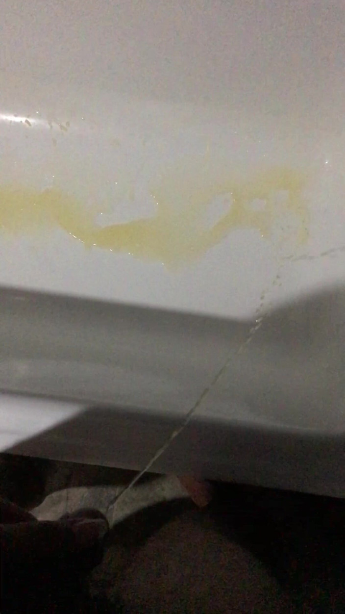 Luksmen1: Peeing in the Bathtub
