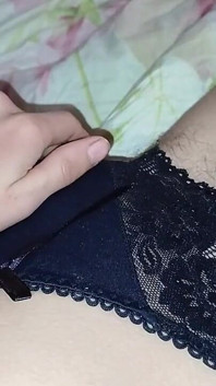 Masturbuji svou chlupatou mokrou kundičku, dokud se nevystříkám zblízka