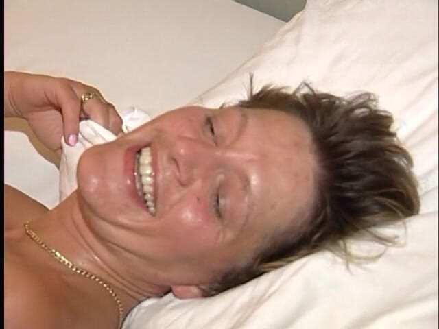 Lucky Cooch: Milf reitet den schwanz ihres liebhabers