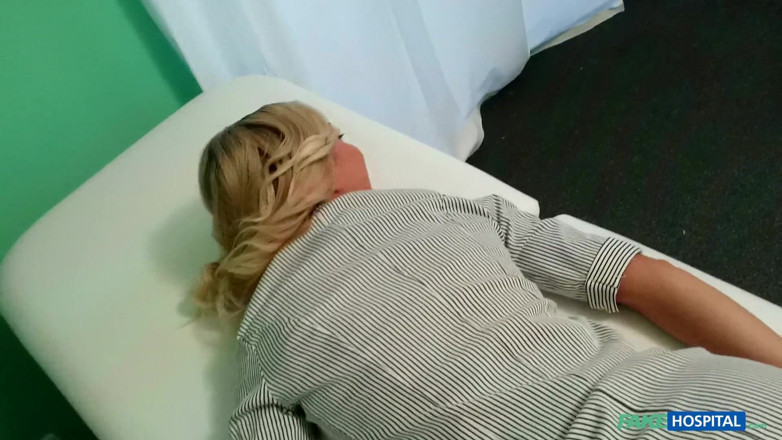 Fake Hospital: Une vendeuse blonde magnifique a une technique de vente unique