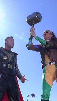 Thor neukt Abigail Mac totdat ze hard klaarkomt - Thor porno cosplay-parodie