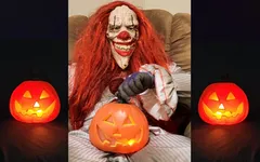 Palhaço insano com um pau grande tem grandes gozadas em seu truque ou tratar cosplay de cesto