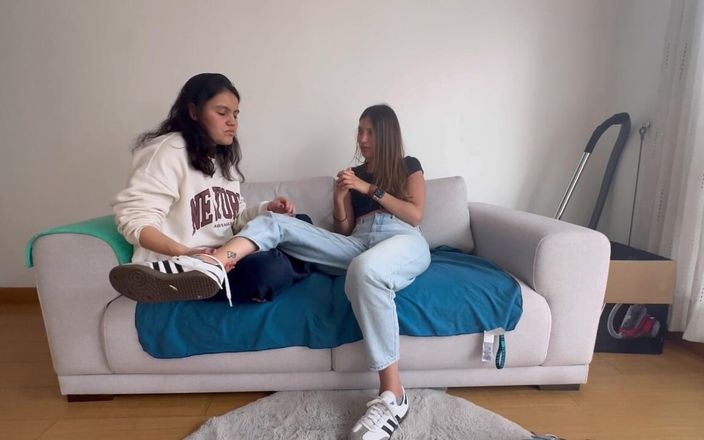 scarlettandc: Två kvinnor fotbrottning