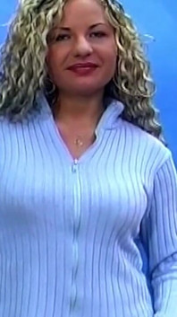 Une blonde mature excitée taquine dehors puis s’enfile un gode dans la chatte