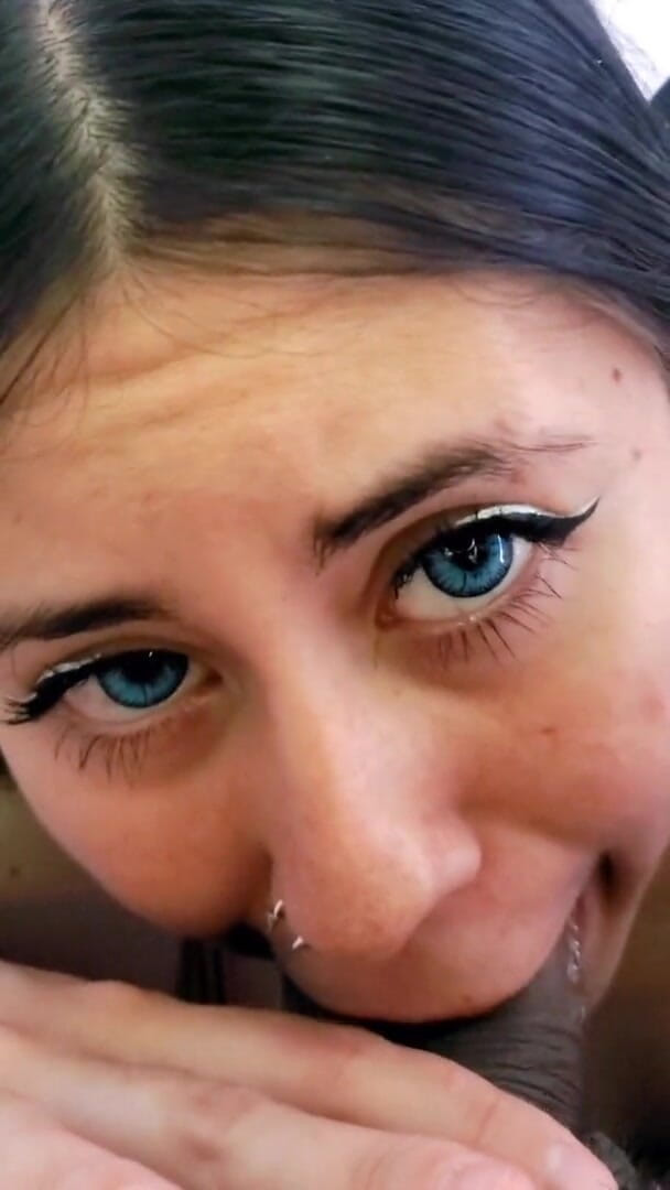 DherlyDoll: वह बहुत कामुक हो गई और मुझे तब तक लंड चुसाई दी जब तक कि उसने मेरा वीर्य नहीं निकाल दिया।