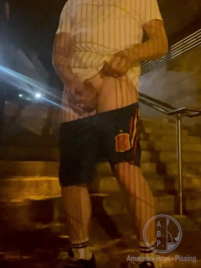AmateurBoysPissing: shaukiya stret boy gali men mootte hue pakra gaya