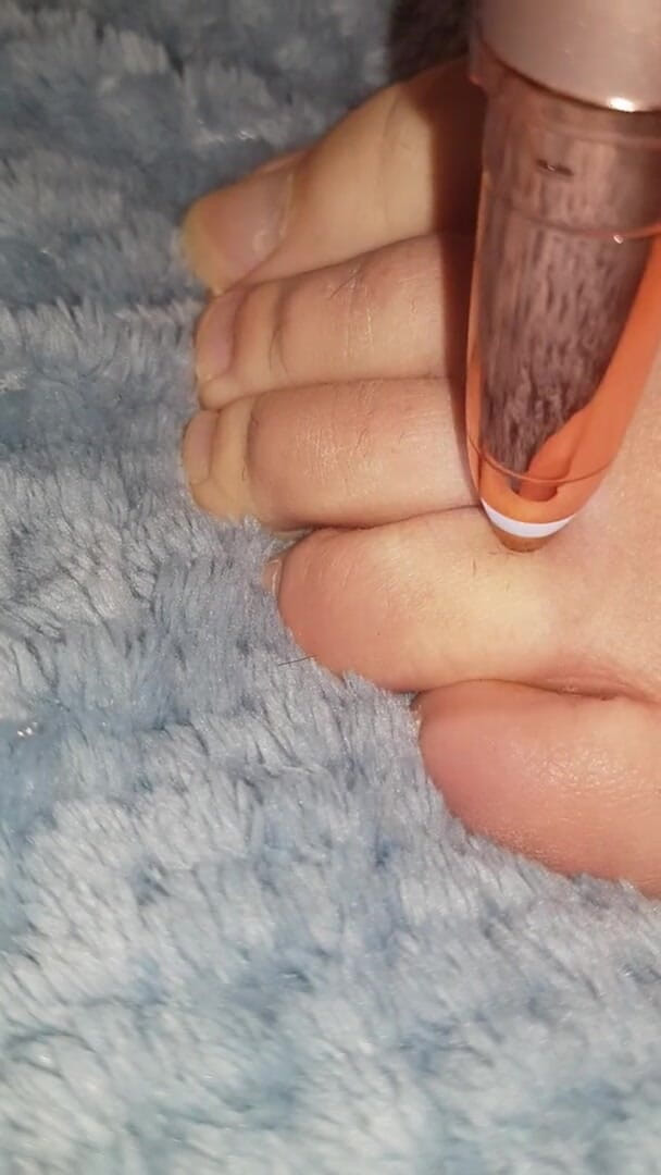 Faith's Feet Fetish: Fede feticismo dei piedi - radermi le dita dei piedi