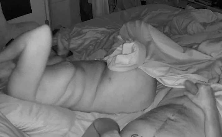 KittieNoOne: Il marito arrapato arriva a giocare con me poi scopa...